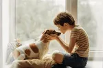 Miniatura de Cão e Criança