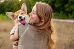 Miniatura de Mulher abrançando o cachorro